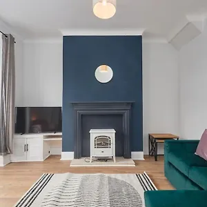 Charming 2-bedroom House In Darlington Holiday home