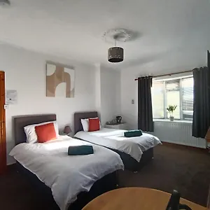 Geneva - Close To Darlington Train Station Homestay
